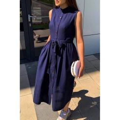 Sukienka BONIDA. Niebieskie sukienki damskie IVET, na co dzień, bez wzorów, eleganckie, bez kołnierzyka, bez rękawów, długie, proste. W wyprzedaży za 89,00 zł.