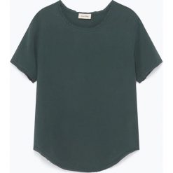 Jedwabna koszulka "Overland" w kolorze zielonym. Zielone koszulki damskie American Vintage, s, bez wzorów, z jedwabiu, z okrągłym kołnierzem. W wyprzedaży za 279,95 zł.