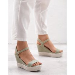 Ciemnozielone Sandały Goin' Out. Zielone koturny damskie Born2be, w paski, casualowe, bez obcasa, na koturnie, z paskami. Za 99,99 zł.