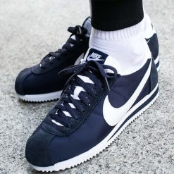 Buty Nike Classic Cortez Nylon "Obsidian" (807472-410). Białe buty sportowe męskie Nike, z zamszu, bez zapięcia. Za 289,99 zł.