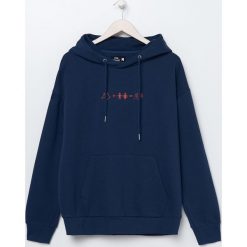 Bluza kangurka z nadrukiem - Granatowy. Niebieskie bluzy męskie Sinsay, s, z nadrukiem, bez kołnierzyka, bez rękawów, bez kaptura. Za 59,99 zł.