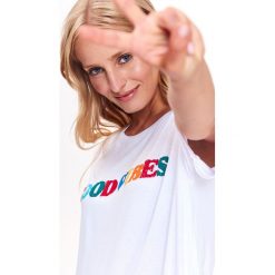 T-shirt krótki rękaw damski, z nadrukiem. Białe t-shirty damskie Top Secret, z nadrukiem, z bawełny, z asymetrycznym kołnierzem. W wyprzedaży za 29,99 zł.