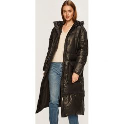 Calvin Klein Jeans - Kurtka puchowa Europe. Czarne kurtki damskie Calvin Klein Jeans, s, bez wzorów, z poliesteru, długie. W wyprzedaży za 1349,00 zł.