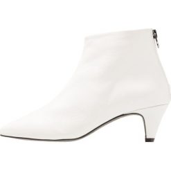 L'INTERVALLE GEORGETTE Ankle boot white. Białe botki damskie marki L'INTERVALLE, ze skóry, bez obcasa, bez zapięcia. Za 509,00 zł.