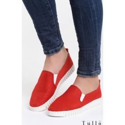Czerwone Slip On Compliant. Czerwone trampki damskie slip on Born2be, z materiału. Za 79,99 zł.