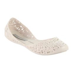 Baleriny w kolorze perłowym. Białe baleriny dziewczęce Melissa, Pepe Jeans, bez wzorów, bez obcasa. W wyprzedaży za 139,95 zł.