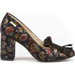 Czółenka z frędzlami - skóra naturalna - model 043 - kolor czarne liście. Czarne czółenka damskie Zapato, na co dzień, bez wzorów, z jeansu, z okrągłym noskiem, bez obcasa, na obcasie. Za 319,00 zł.