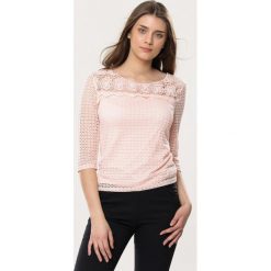 Jasnoróżowa Bluzka Indolent. Szare bluzki damskie Born2be, xl, bez wzorów, z koronki, z okrągłym kołnierzem, z krótkim rękawem. Za 29,99 zł.