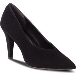 Półbuty GUESS - FLBOI4 SUE08 BLACK. Czarne półbuty damskie Guess, z aplikacjami, z zamszu, eleganckie, bez obcasa, na obcasie, bez zapięcia. W wyprzedaży za 369,00 zł.