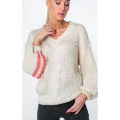 Sweter z mieniącymi się paskami beżowy MISC5525. Brązowe swetry klasyczne damskie Fasardi. Za 109,00 zł.