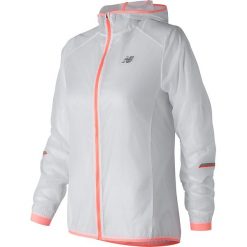 Kurtka funkcyjna w kolorze białym. Białe kurtki damskie New Balance, s, bez wzorów, bez kaptura. W wyprzedaży za 312,95 zł.