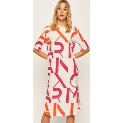 Armani Exchange - Sukienka. Białe sukienki damskie Armani Exchange, na co dzień, s, z nadrukiem, z bawełny, casualowe, z okrągłym kołnierzem, z krótkim rękawem, krótkie, midi, proste. W wyprzedaży za 259,90 zł.