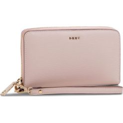 Duży Portfel Damski DKNY - Bryant Wristlet R83L3660 Iconic Bls 3IB. Różowe portfele damskie DKNY, bez wzorów, ze skóry. W wyprzedaży za 329,00 zł.