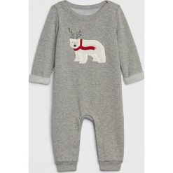 Rampers w kolorze szarym. Szare śpiochy niemowlęce Gap Kids, z aplikacjami, z bawełny. W wyprzedaży za 82,95 zł.