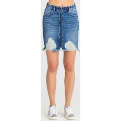 SPÓDNICA KIKI Guess. Niebieskie spódniczki damskie Guess, na imprezę, z aplikacjami, z bawełny, mini, dopasowane. Za 184,50 zł.