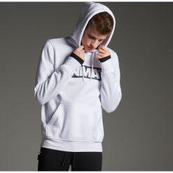 Bluza z dużym nadrukiem na plecach kolekcja M2A - Biały. Białe bluzy męskie marki Cropp, s, z nadrukiem, z dekoltem na plecach, bez rękawów, bez kaptura. Za 119,99 zł.