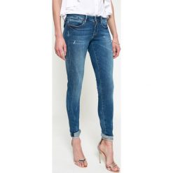 Guess Jeans - Jeansy. Niebieskie jeansy damskie marki Guess Jeans, z obniżonym stanem. W wyprzedaży za 339,90 zł.