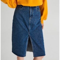 Jeansowa spódnica midi - Niebieski. Niebieskie spódniczki damskie Cropp, s, bez wzorów, z jeansu, midi. W wyprzedaży za 39,99 zł.