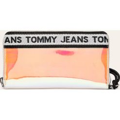 Tommy Jeans - Portfel. Pomarańczowe portfele damskie Tommy Jeans, bez wzorów, z jeansu. Za 299,90 zł.