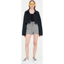Bermudy jogger w kratkę vichy. Białe szorty damskie Pull&Bear, w kratkę. Za 69,90 zł.