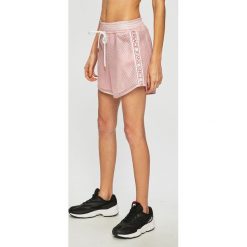 Versace Jeans - Szorty. Różowe szorty damskie Versace Jeans, bez wzorów, z poliesteru, casualowe. W wyprzedaży za 299,90 zł.