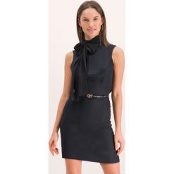 Sukienka koktajlowa Elisabetta Franchi AB-051-97E2-V389. Czarne sukienki damskie Elisabetta Franchi, bez wzorów, z poliesteru, wizytowe, bez kołnierzyka, bez rękawów. W wyprzedaży za 1159,00 zł.