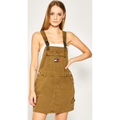 Sukienka jeansowa Tommy Jeans Dungaree DW0DW08137. Zielone sukienki damskie Tommy Jeans, na co dzień, s, bez wzorów, z jeansu, bez kołnierzyka, bez rękawów, proste. W wyprzedaży za 379,00 zł.
