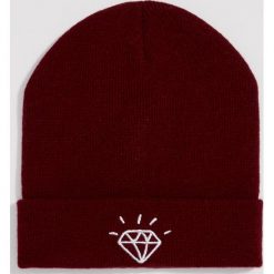 Czapka beanie z diamentem - Bordowy. Czerwone czapki damskie Sinsay, bez wzorów. Za 14,99 zł.