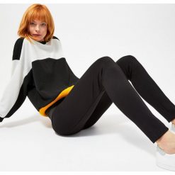 Legginsy z przeszyciem i szeroką gumą. Czarne spodnie damskie Moodo, xl, z elastanu, klasyczne. Za 49,99 zł.