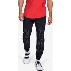 Under Armour Baseline Spodnie dresowe Czarny. Czarne spodnie męskie Under Armour, xl, z nadrukiem, z elastanu. Za 343,95 zł.
