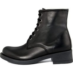 Skórzane botki w kolorze czarnym. Czarne botki damskie Bluetag, Gusto, bez obcasa, na sznurówki. W wyprzedaży za 276,95 zł.