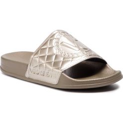 Klapki VERSACE JEANS - E0VTBSQ4 70964 901. Żółte klapki damskie Versace Jeans, bez wzorów, z jeansu, bez obcasa. W wyprzedaży za 169,00 zł.