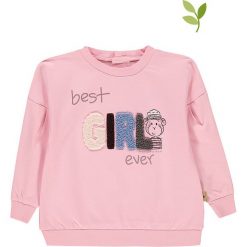 Bluza w kolorze jasnoróżowym. Różowe bluzy niemowlęce Mother Nature & Me, z nadrukiem, z bawełny, bez rękawów, bez kaptura. W wyprzedaży za 62,95 zł.