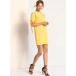 Sukienka damska. Żółte sukienki damskie Top Secret, na co dzień, na zimę, bez wzorów, eleganckie, bez kołnierzyka, bez rękawów. W wyprzedaży za 59,99 zł.