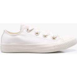 Converse - Tenisówki. Białe trampki i tenisówki damskie marki Converse, z gumy, na sznurówki. W wyprzedaży za 229,90 zł.