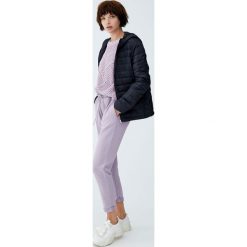 Pikowana kurtka z kapturem. Czarne kurtki damskie marki Pull&Bear, z kapturem. Za 79,90 zł.