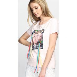 Różowy T-shirt Gold Digger. Różowe bluzki damskie marki Born2be, s, z nadrukiem, z okrągłym kołnierzem. Za 19,99 zł.