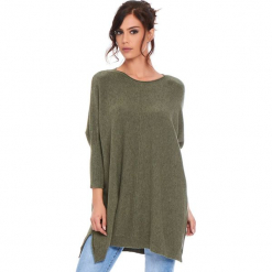 Sweter "Lacy" w kolorze khaki. Brązowe swetry klasyczne damskie marki Cosy Winter, s, ze splotem, z asymetrycznym kołnierzem. W wyprzedaży za 181,95 zł.