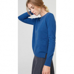 Kaszmirowy sweter w kolorze niebieskim. Niebieskie swetry klasyczne damskie Rodier, z dzianiny, z okrągłym kołnierzem. W wyprzedaży za 391,95 zł.