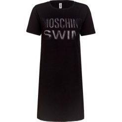 Sukienka MOSCHINO UNDERWEAR. Czarne sukienki damskie Moschino Underwear, na co dzień, z nadrukiem, z bawełny, z okrągłym kołnierzem, bez rękawów, proste. Za 810,00 zł.