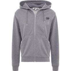 McQ Alexander McQueen CLEAN ZIP HOODIE Bluza rozpinana grey melange. Szare kardigany męskie marki McQ Alexander McQueen, s, bez wzorów, z bawełny, bez kołnierzyka, bez rękawów, bez kaptura. Za 989,00 zł.