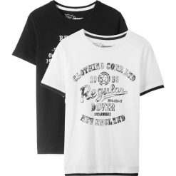 T-shirt (2 szt.) bonprix czarny + biały. Czarne koszule chłopięce bonprix, z nadrukiem, bez kołnierzyka, bez rękawów. Za 35,98 zł.