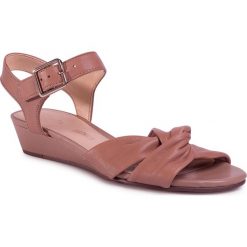 Sandały CLARKS - Sense Strap 261488354 Praline Leather. Różowe klapki damskie Clarks, bez wzorów, ze skóry, bez obcasa, na obcasie. Za 429,00 zł.