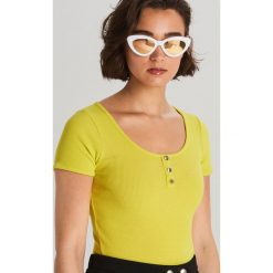 Prążkowana bluzka z guzikami - Zielony. Zielone bluzki damskie Cropp, s, bez wzorów, prążkowane, bez kołnierzyka, bez rękawów. Za 39,99 zł.