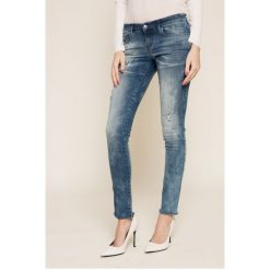 Diesel - Jeansy. Niebieskie jeansy damskie skinny marki Diesel, z aplikacjami, z elastanu, z obniżonym stanem. W wyprzedaży za 649,90 zł.