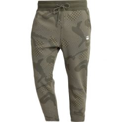 GStar RODIS CAMO CROPPED SW PANT Spodnie treningowe dark shamrock/shamrock. Zielone spodnie dresowe męskie G-Star, z bawełny. Za 419,00 zł.