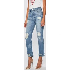 Guess Jeans - Jeansy The It Girl. Niebieskie jeansy damskie Guess Jeans, z podwyższonym stanem. W wyprzedaży za 369,90 zł.