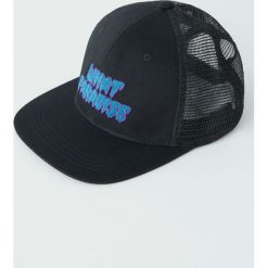 Czapka z siateczką i haftowanym napisem. Czarne czapki męskie marki Pull&Bear. Za 59,90 zł.
