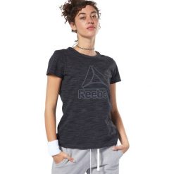 Reebok Essentials Koszulka Czarny. Czarne koszulki damskie Reebok, s, z haftami, z bawełny, bez kołnierzyka. Za 107,95 zł.