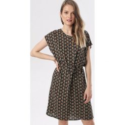Czarna Sukienka Rhenerane. Czarne sukienki damskie Born2be, na lato, xl, bez wzorów, bez kołnierzyka, bez rękawów. W wyprzedaży za 39,99 zł.